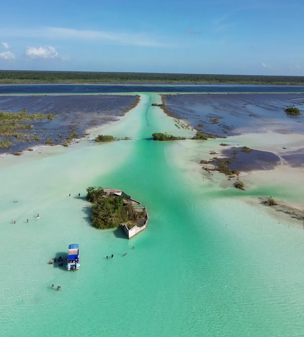 El Canal de los Piratas desde el aire, un canal turquesa entre los bajos